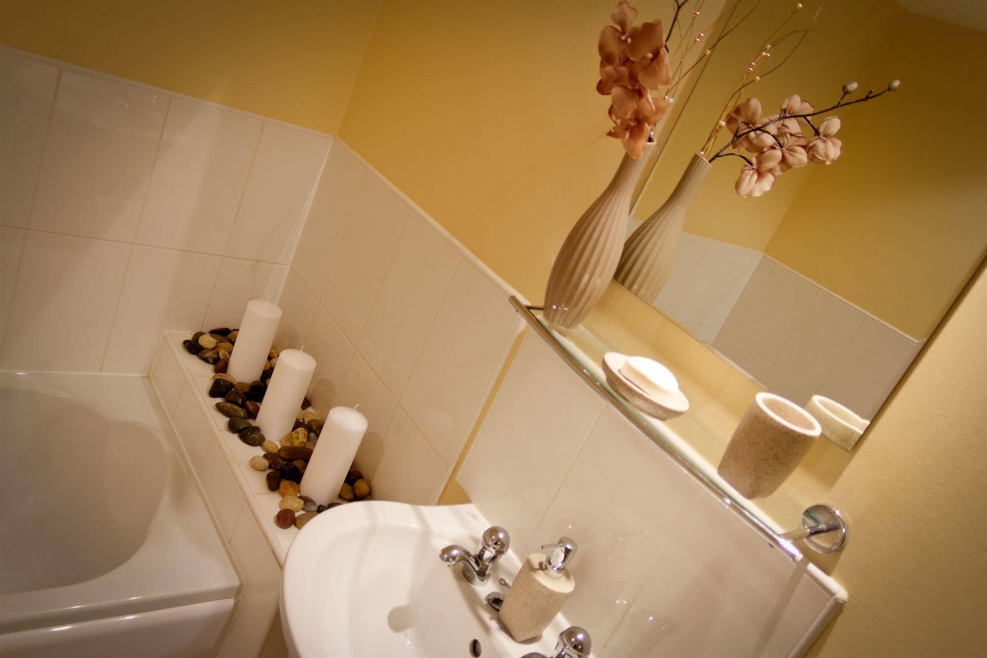 The Lindley Suite - Simple2Let Serviced Apartments Huddersfield Esterno foto